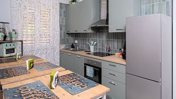 Full-size fridge, microwave, oven, stovetop