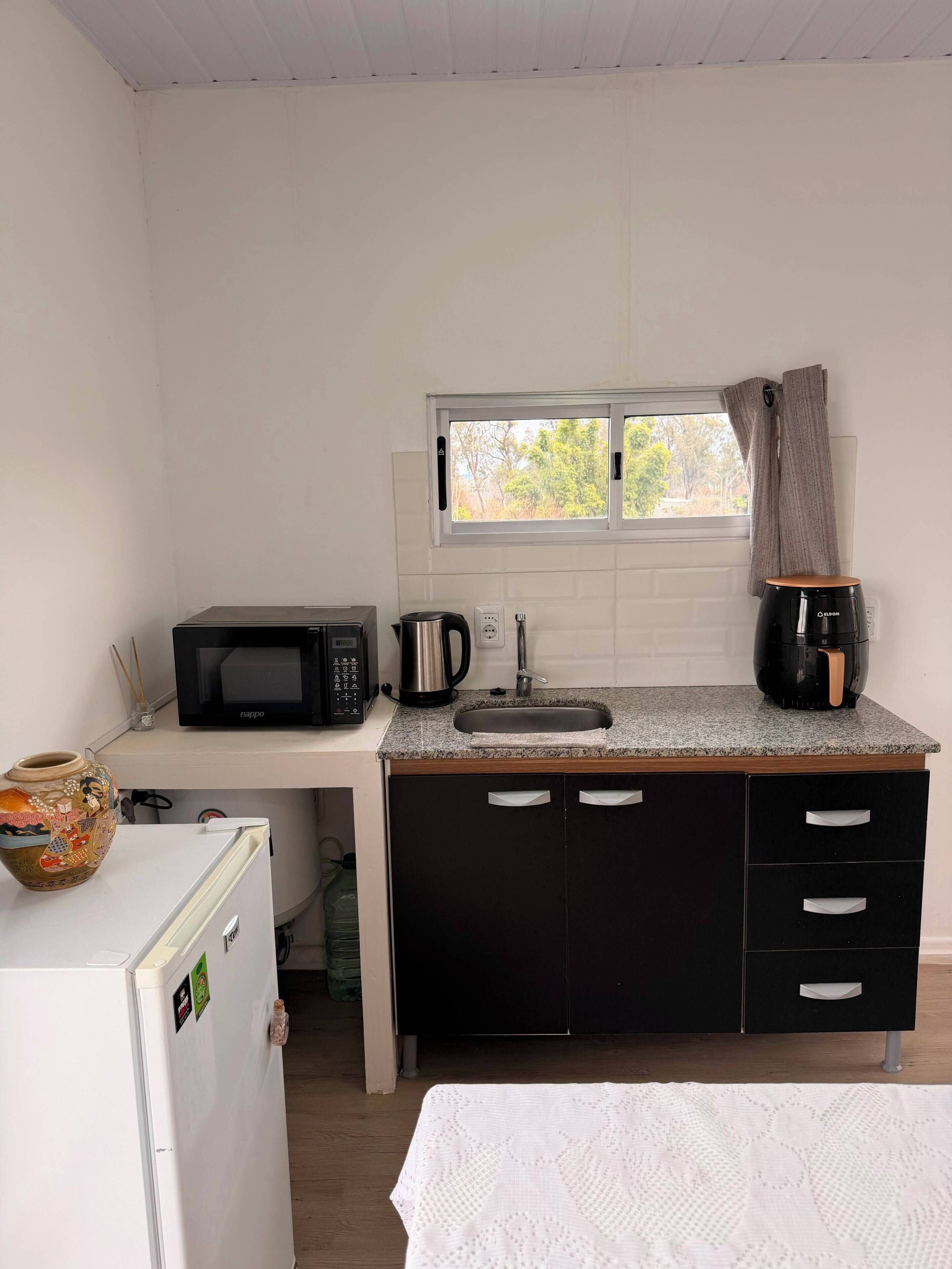 Kühlschrank, Mikrowelle, Kochgeschirr/Geschirr/Besteck, Esstisch