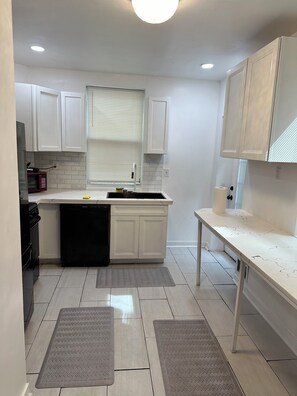 Private kitchen - Charming 4-bedroom house with WiFi and AC in Pittsburgh (Pittsburgh)