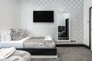 Iron/ironing board, WiFi, bed sheets