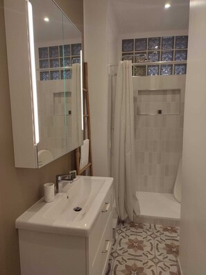 Haartrockner, Handtücher, Seife, Toilettenpapier