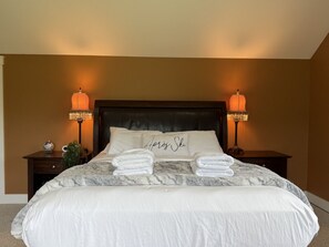 3 bedrooms, desk, free WiFi, bed sheets - Hunny Tree Hive- Hot tub, Fire pit, Grill, Goats! (Killington)