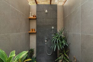 Villa, balkon, uitzicht op tuin | Badkamer | Een haardroger, handdoeken, zeep, shampoo