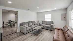 Smart TV - 3-bedroom house. Close to Ferry.Near Galveston.Short Drive to Beach (Bolivar Peninsula)