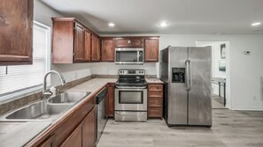 Microwave, oven, stovetop, dishwasher - 3-bedroom house. Close to Ferry.Near Galveston.Short Drive to Beach (Bolivar Peninsula)