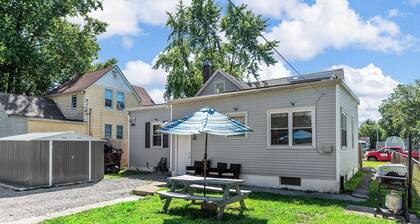 Charming 1-bedroom Hideout in Belleville with WiFi, AC