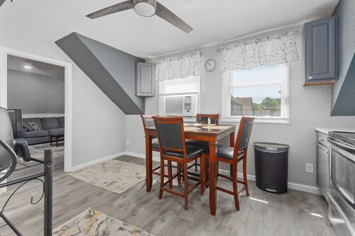 Charming 1-bedroom  Hideout in  Belleville with WiFi, AC