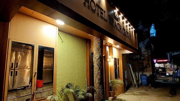 Entrada de un hotel con un cartel que dice 'HOTEL BRACHAH CROW'.