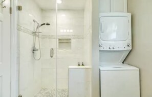 Shower, towels, soap, toilet paper - Fish,Crab,Swim on Waterfront Beach House ! (Jamaica Beach)