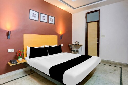 Hotel O East Punjabi Bagh Near Metro Station