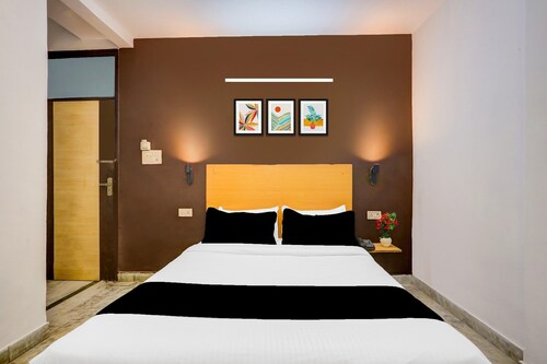 Hotel O East Punjabi Bagh Near Metro Station