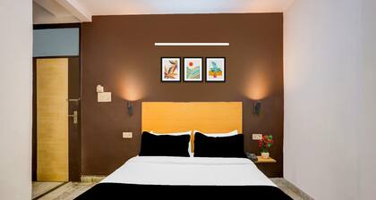 Hotel O East Punjabi Bagh Near Metro Station