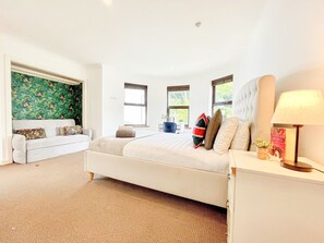 4 bedrooms, desk, iron/ironing board, free WiFi