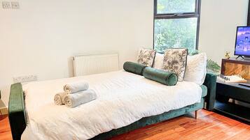 4 bedrooms, desk, iron/ironing board, free WiFi