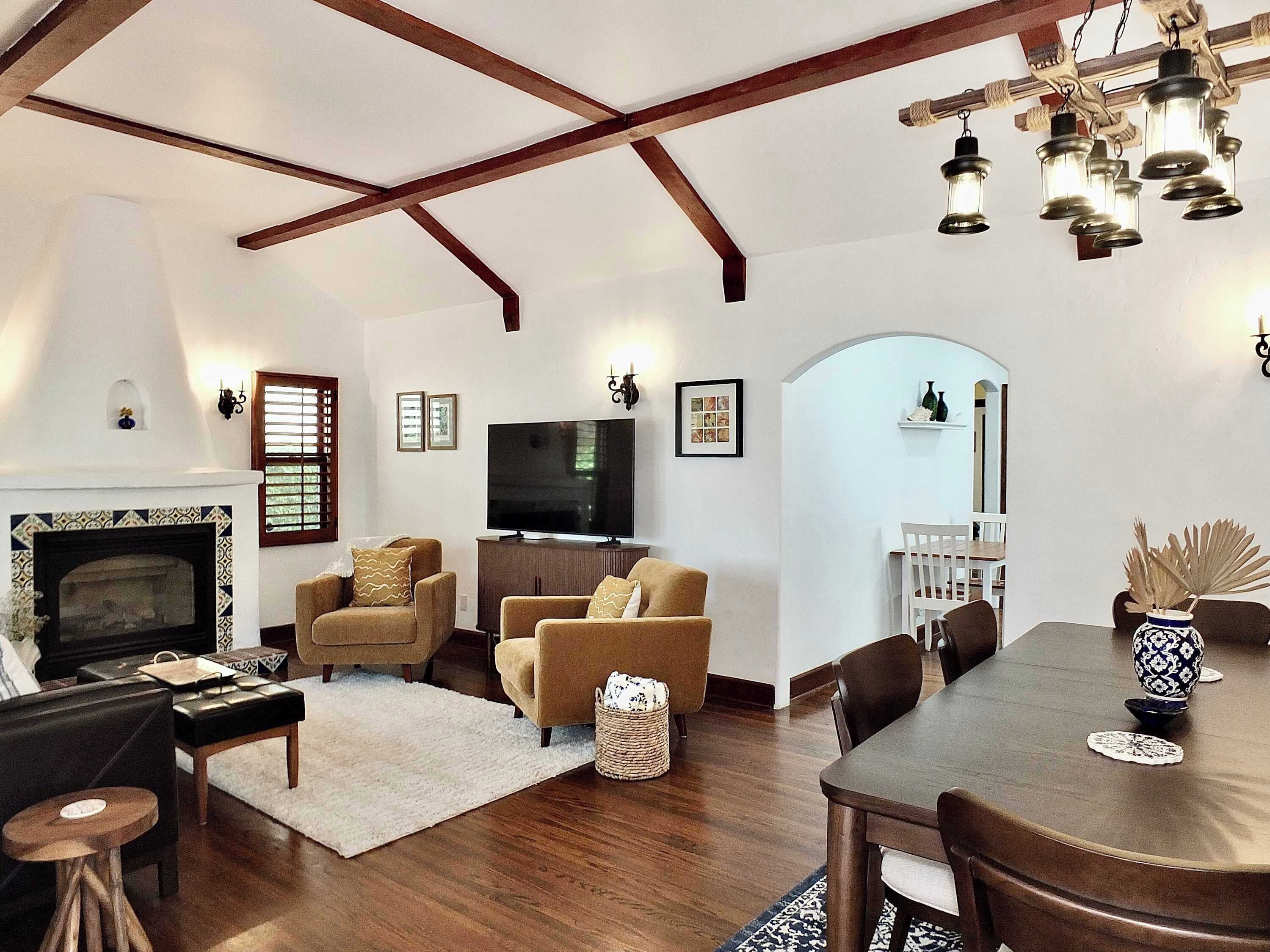 Casa, varias camas, patio, vista al jardín (Belmont Shore Cottage) | Área de sala de estar | Televisión de pantalla plana de 42 pulgadas con canales digitales 