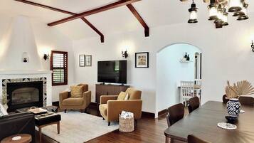 Rumah, Beberapa Tempat Tidur, patio, pemandangan kebun (Belmont Shore Cottage) | Area keluarga | Televisi layar datar 42-inci dengan saluran TV digital dan perapian