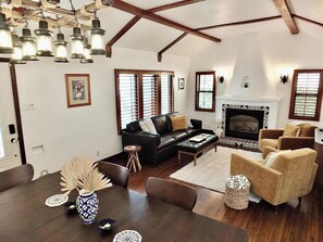 Maison, plusieurs lits, patio, vue jardin (Belmont Shore Cottage) | Coin séjour