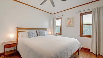 Ferienhaus, Mehrere Betten, Terrasse, Gartenblick (Belmont Shore Cottage) | 3 Schlafzimmer, individuell dekoriert, individuell eingerichtet