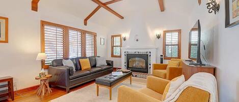 House, Multiple Beds, Patio, Garden View (Belmont Shore Cottage) | Living area | 42-inch flat-screen TV with digital channels