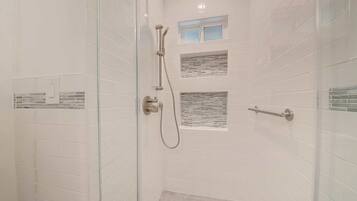 Casa, letti multipli, patio, vista giardino (Belmont Shore Cottage) | Bagno | Doccia, asciugacapelli, asciugamani
