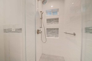 Ferienhaus, Mehrere Betten, Terrasse, Gartenblick (Belmont Shore Cottage) | Badezimmer | Dusche, Haartrockner, Handtücher