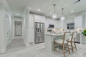 Kylskåp, mikrovågsugn, ugn och spishäll