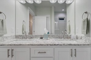 Shower, hair dryer, towels - Sea Bean, Brand New Beachfront Beauty, Sleeps 6 (Crystal Beach)