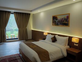 Deluxe Double Room, River View | Desk, laptop workspace, soundproofing, iron/ironing board