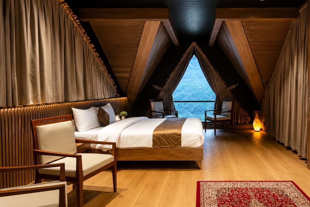Premium Suite, Mountain View | Premium bedding, down duvets, desk, laptop workspace