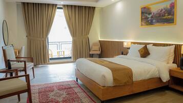 Habitación doble Deluxe, vista al río | Escritorio y espacio para trabajar con laptop