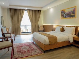Habitación Deluxe doble, vistas al río | Escritorio y espacio para trabajar con un portátil