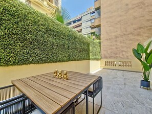 تناول الطعام بالخارج