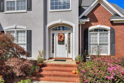 Lakefront Home for Families & Groups – Pool, Kayaks, BBQ, Deck, Fishing