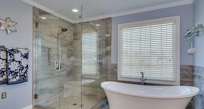 Lakefront Home for Families & Groups â Private Pool, BBQ, Kayaks, Fishing