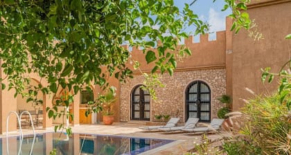 Palais ALSHAMS Experience Sahara Piscine Garden, 5 minutes from the ocean. Unique