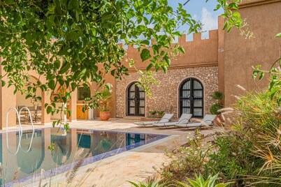 Palais ALSHAMS Experience Sahara Piscine Garden, 5 minutes from the ocean. Unique