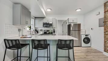 Microondas, horno, parrilla de estufa y lavavajillas