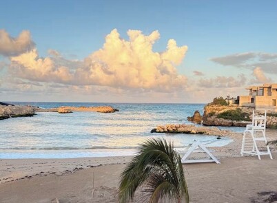 2- B:Room with Balconies and Beaches near Ocho Rios with AC, WiFi, Pools