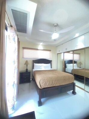2 chambres, fer et planche à repasser, Wi-Fi gratuit, draps fournis