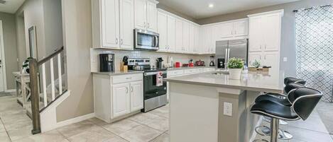 Four à micro-ondes, lave-vaisselle, cafetiÚre-théiÚre, chaise haute