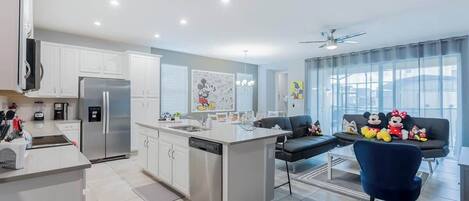 Réfrigérateur, four à micro-ondes, un four, surface de cuisson