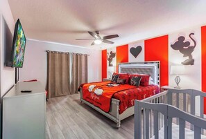 5 bedrooms, iron/ironing board, travel cot, WiFi - Disney Themed 5BR | Home Arcade + Private Pool (Davenport)