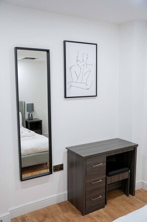 1 habitación, tabla de planchar con plancha, wifi y ropa de cama