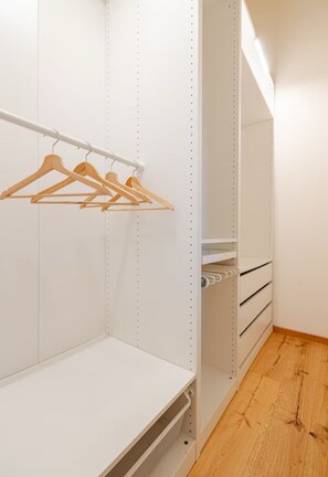 Interior - Luxury Apartment Nestled in Florence's center with a view on the reviver side. (Firenze)