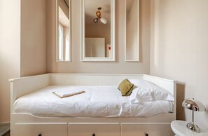 2 bedrooms, iron/ironing board, WiFi - Luxury Apartment Nestled in Florence's center with a view on the reviver side. (Firenze)