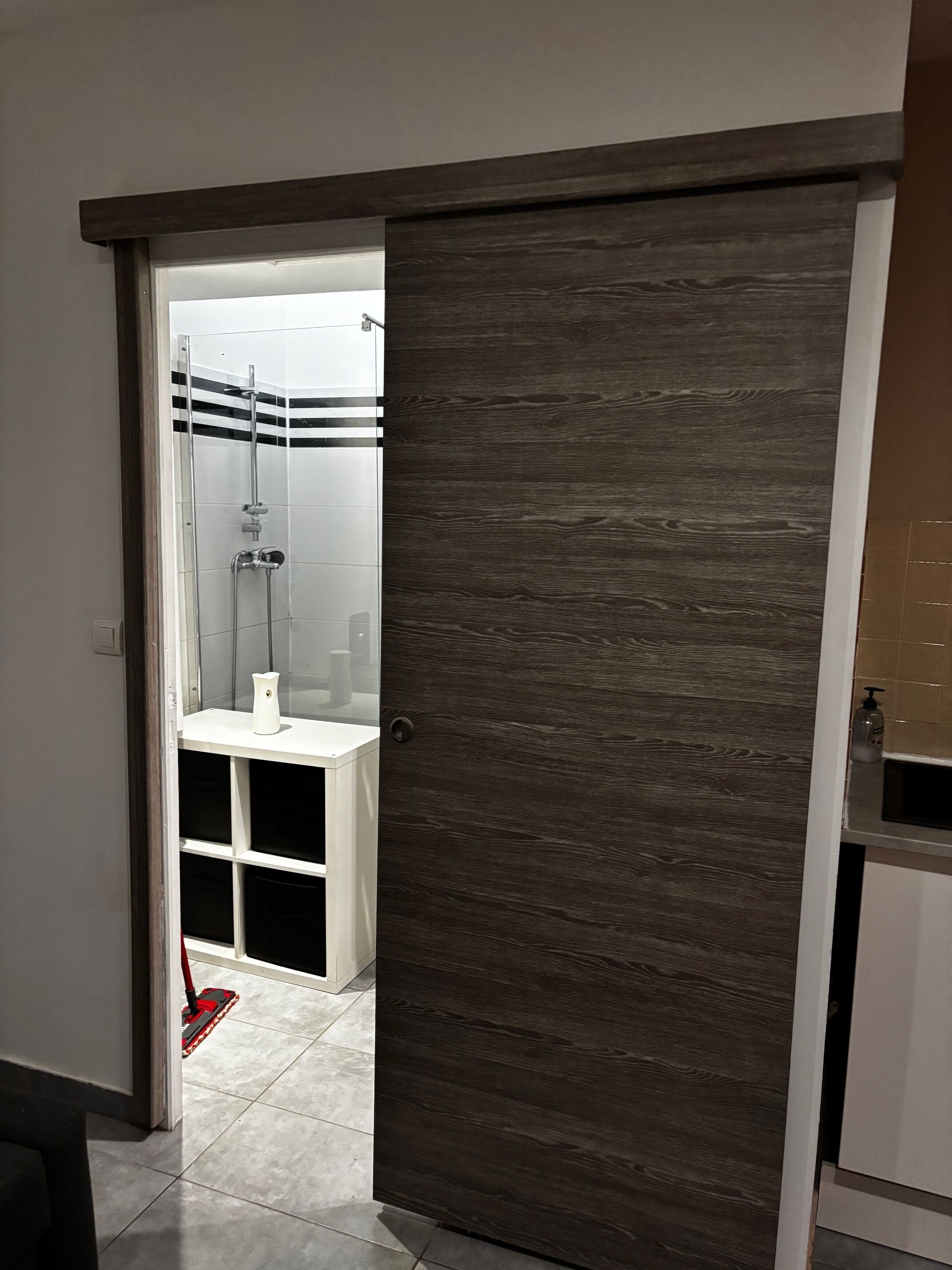 Dusche, Haartrockner, Seife, Toilettenpapier