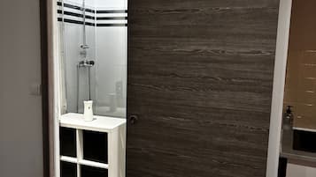 Dusche, Haartrockner, Seife, Toilettenpapier