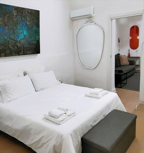 1 chambre, bureau, fer et planche à repasser, lit parapluie