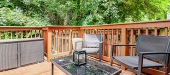 Stylish 3BR Townhouse w/ Backyard,and Easy Parking