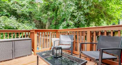 Stylish 3BR Townhouse w/ Backyard,and Easy Parking